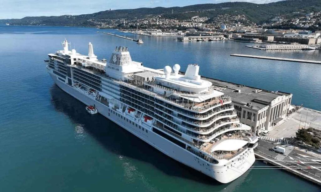  A Small Cruise Ship