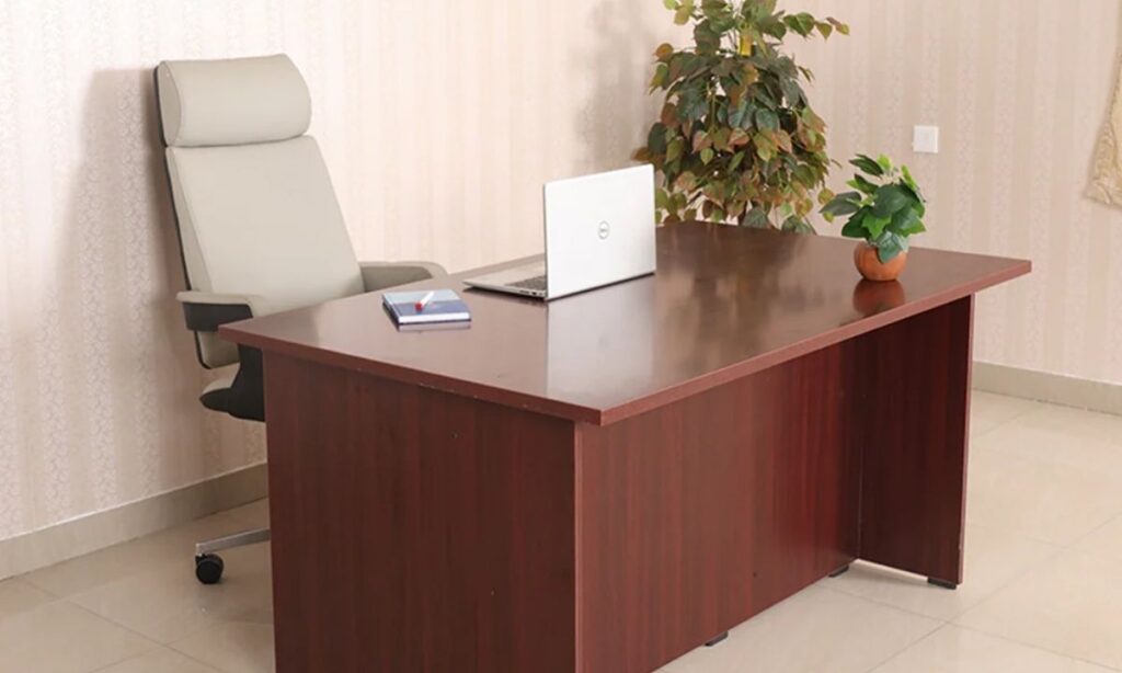 Standard Office Desk (Full Width)